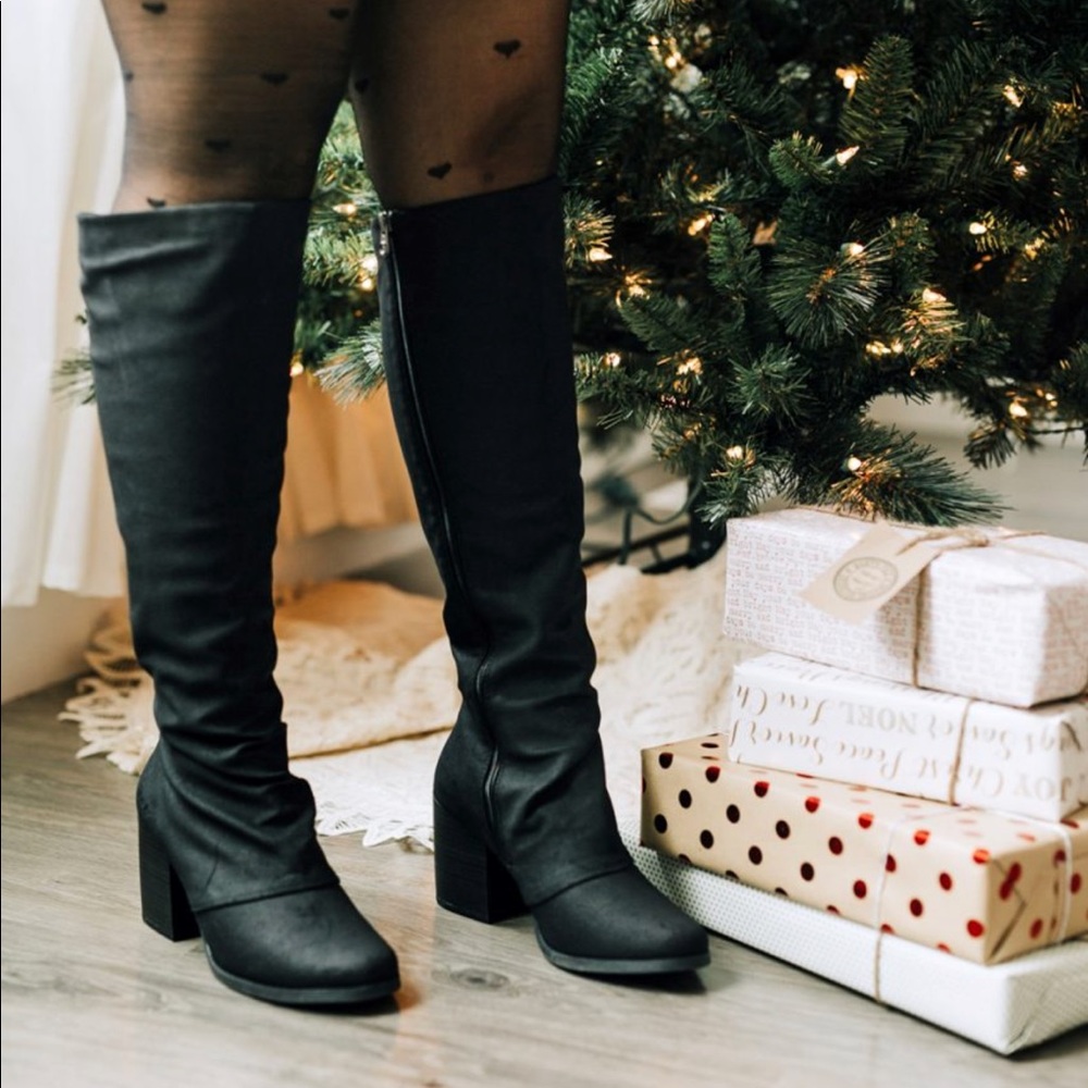 Black Knee High Rushed Top Block Heel Boots - Picture 5 of 5